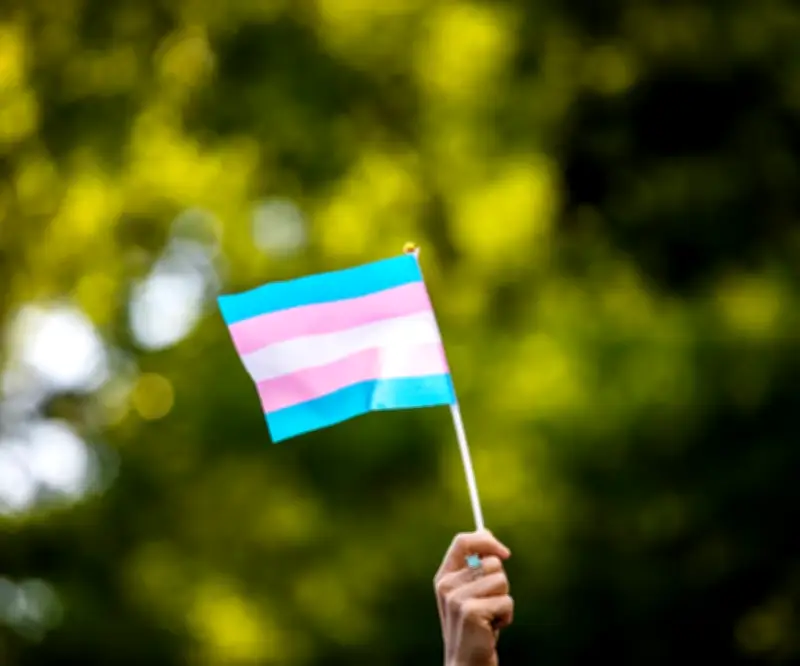 Gobierno de Trump rescinde acuerdos que protegían derechos de estudiantes transgénero en escuelas