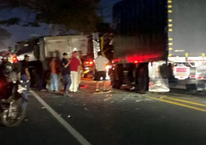 Grave choque entre buseta y camión deja múltiples heridos en vía Puerto Tejada-Candelaria