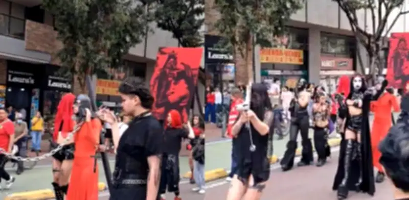 Grupo de 'satánicos' interrumpe misa en Bogotá durante Viernes Santo, generando indignación