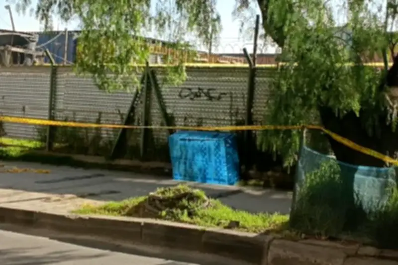 Hallazgo macabro en Bogotá: encuentran cadáver de hombre dentro de armario abandonado en vía pública