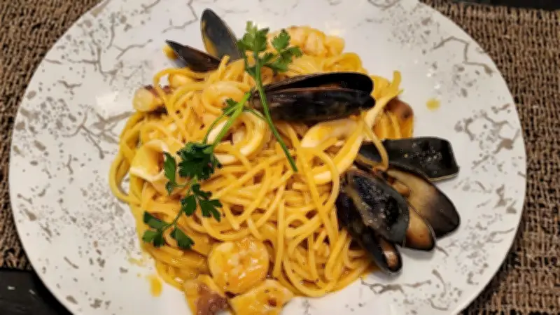 Harry Sasson comparte su receta de spaghetti con mariscos y mantequilla infusionada