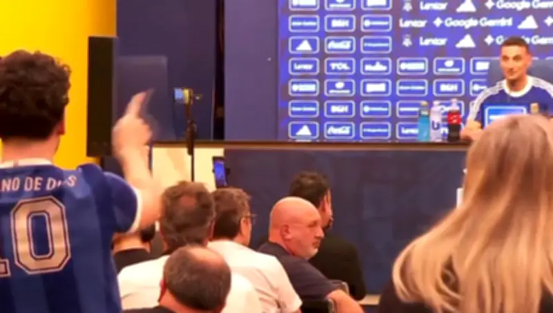 Hincha interrumpe conferencia de Scaloni para cuestionar rivales de Argentina