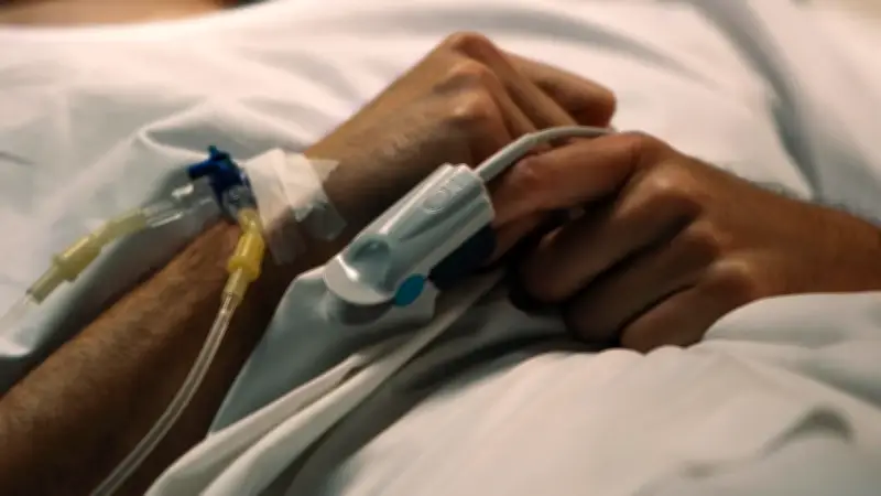 Hombre en UCI tras defender a mujer en Bogotá: golpiza con silla