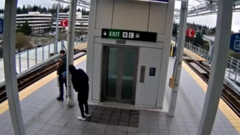 Hombre intentó empujar a pasajero a tren en movimiento en Seattle: video impactante