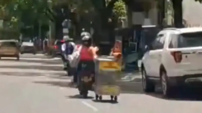 Imprudencia en Medellín: adultos llevan niña sin casco y arrastran carro de comidas en moto