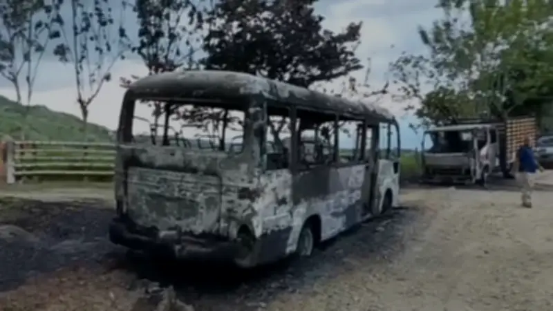 Incendian vehículos y retroexcavadora en ataque armado contra proyecto eléctrico en Tuluá