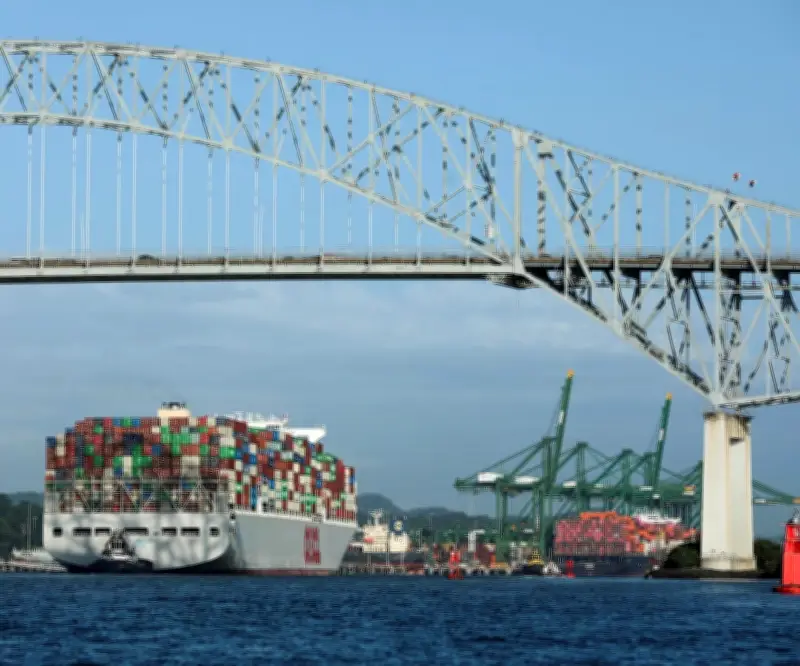 Incendio bajo el Puente de las Américas paraliza movilidad hacia la capital panameña