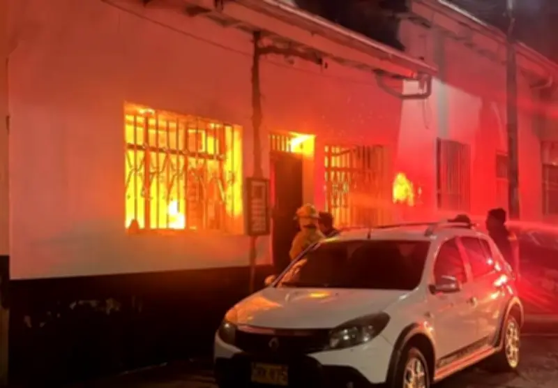 Incendio consume vivienda en Málaga, Santander: Bomberos controlan emergencia en madrugada