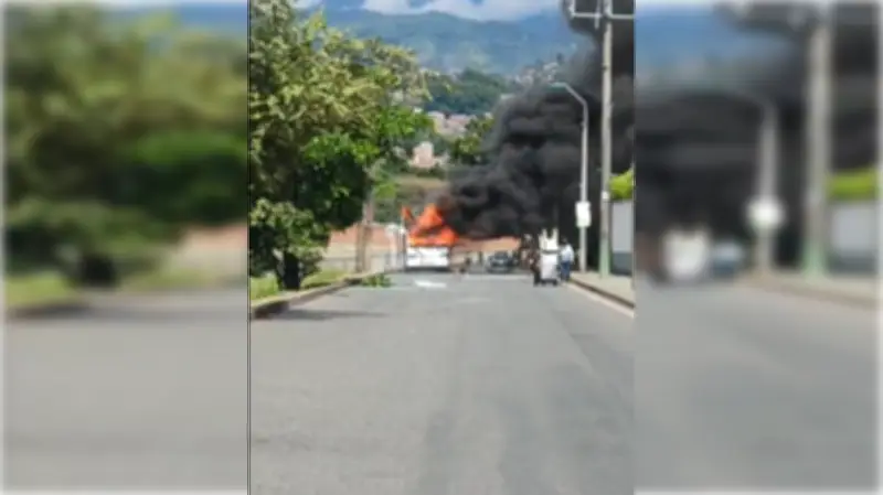 Incendio de bus cerca al Batallón Pichincha en Cali; verifican cilindro explosivo