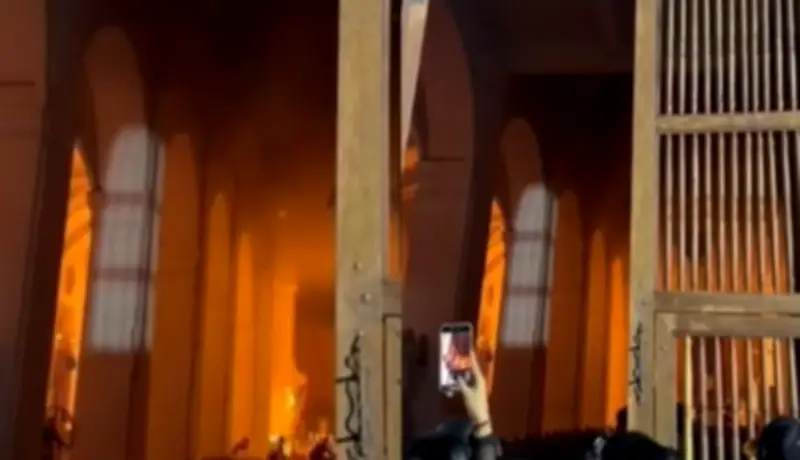 Incendio en Catedral de Santa Marta genera pánico durante Jueves Santo