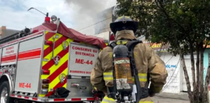 Incendio en fábrica de Kennedy por explosión de tanque de alcohol: tres heridos reportados