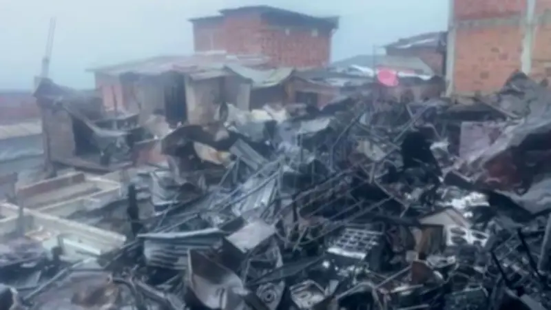 Incendio en Medellín arrasa con 11 viviendas y cinco locales en Carpinelo