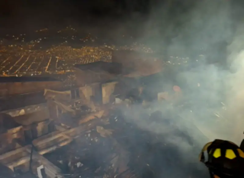 Incendio en Medellín consume 10 viviendas y un local comercial