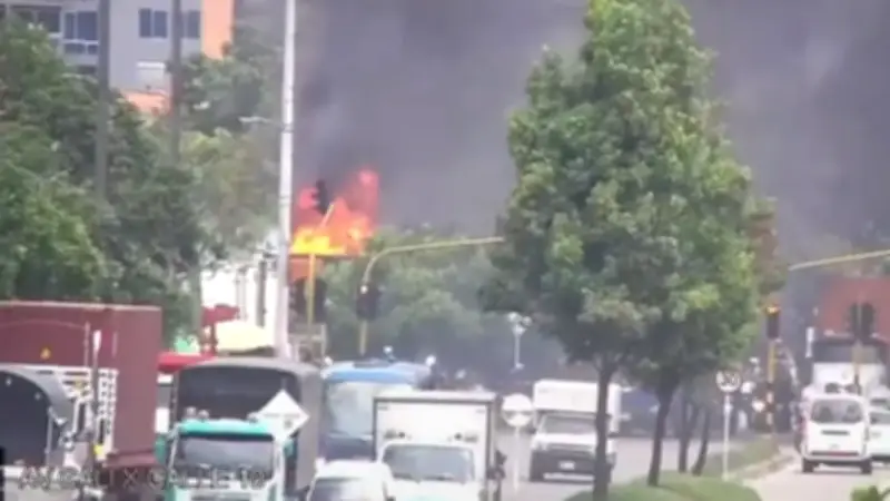 Incendio vehicular en avenida Ciudad de Cali con calle 8 en Kennedy