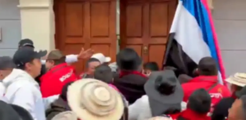 Indígenas Misak intentaron ingresar por la fuerza a la Cancillería en Bogotá durante protestas