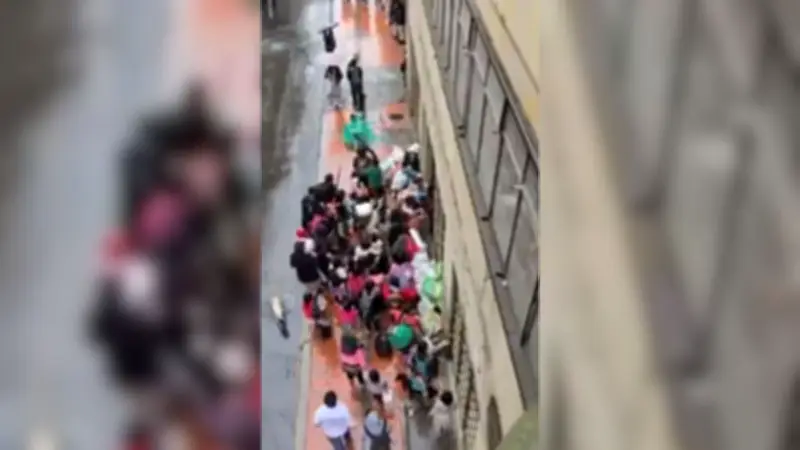 Indígenas retienen a 200 empleados del Ministerio del Interior en Bogotá