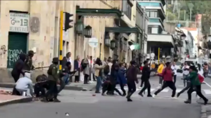 Indígenas se enfrentan a la Fuerza Pública en Bogotá por retención de funcionarios