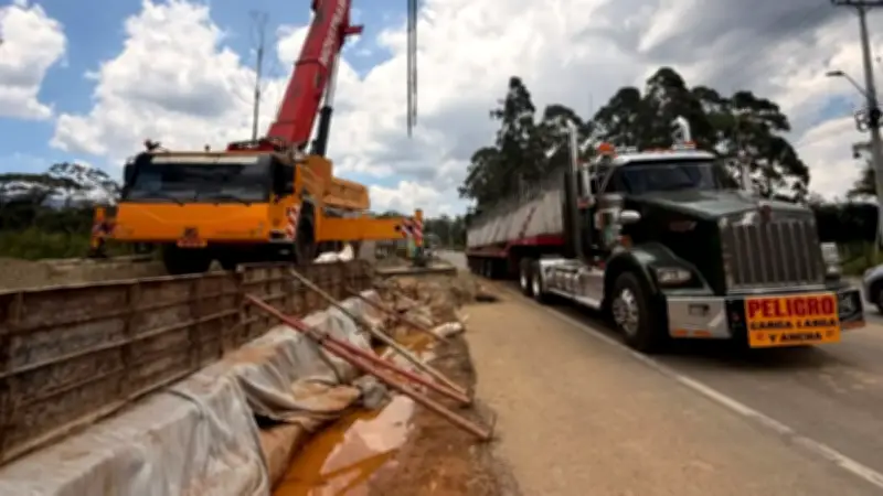 Inician levantamiento de vigas para puente sobre el Río Negro en Antioquia