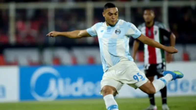 Insólito: falla tres penales en un mismo partido de Sudamericana