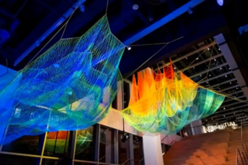 Instalación monumental en Museo MIT transforma datos climáticos en arte inmersivo