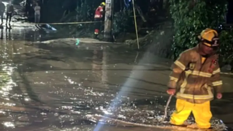 Inundaciones y colapso de techo en Bello, Antioquia, por intensas lluvias