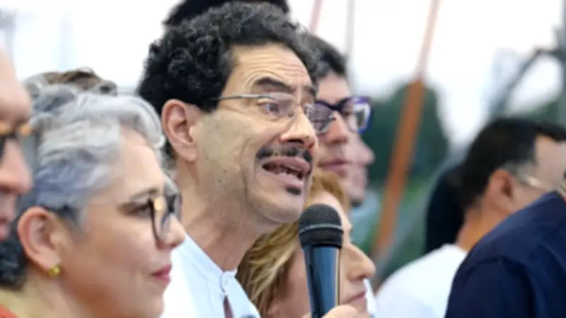 Iván Cepeda denuncia estrategia de mentira en campaña electoral