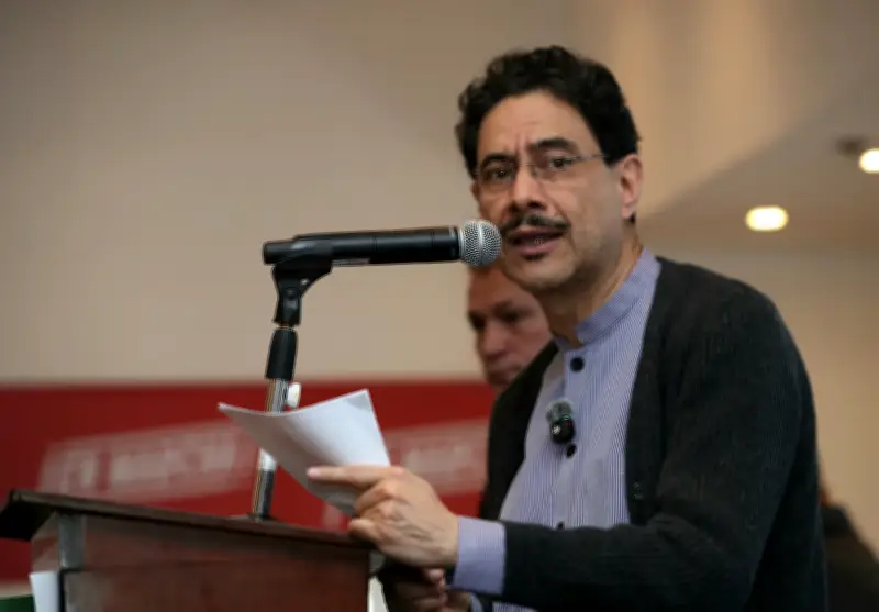 Iván Cepeda pide a medios defender la verdad en campaña presidencial