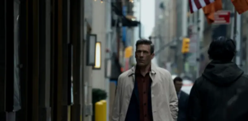 Jon Hamm regresa en 'Amigos y vecinos' explorando el colapso del privilegio y las apariencias