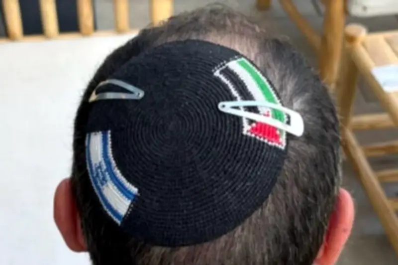 Judío detenido en Israel por usar kipá con bandera palestina