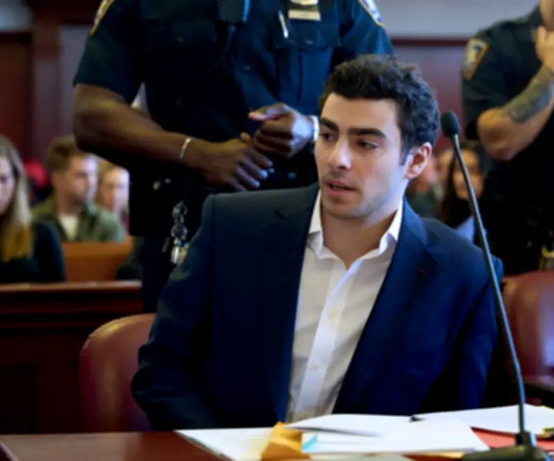 Juicio federal de Mangione por asesinato de ejecutivo se pospone hasta 2027