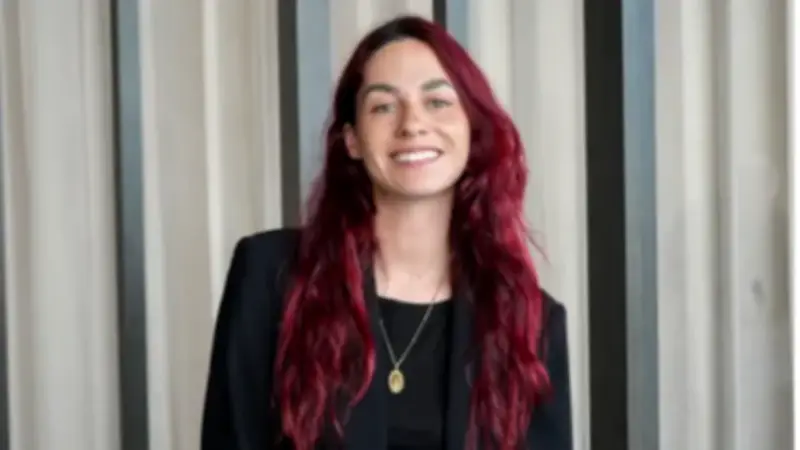 Julia Salenders: desmontando el machismo moderno con datos y humor crítico