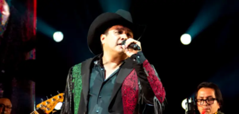 Julión Álvarez conquista Bogotá con concierto histórico y sorpresas musicales