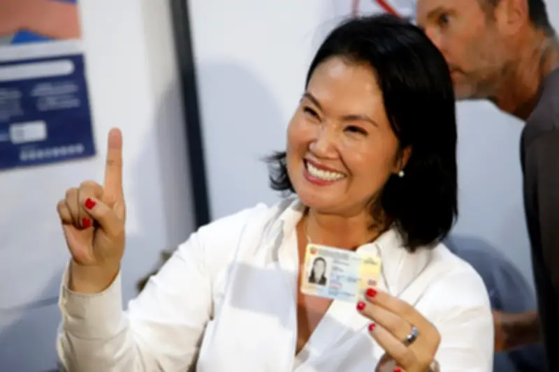 Keiko Fujimori lidera encuestas a boca de urna en elecciones peruanas