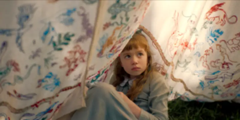 La actriz Francesca Turco interpreta a Clara del Valle niña en serie de Prime Video