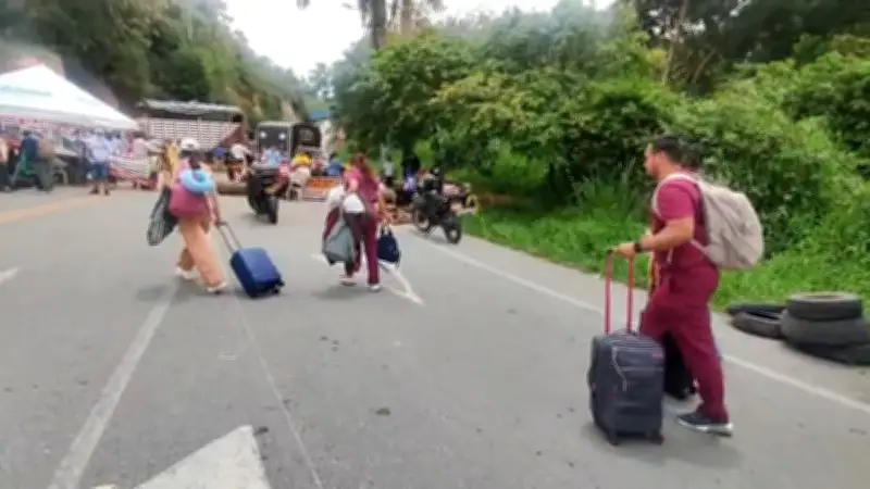 La ardua travesía de los viajeros para acceder al Aeropuerto Palonegro de Bucaramanga