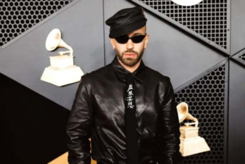 La corbata: de accesorio militar a símbolo de moda unisex en la cultura pop