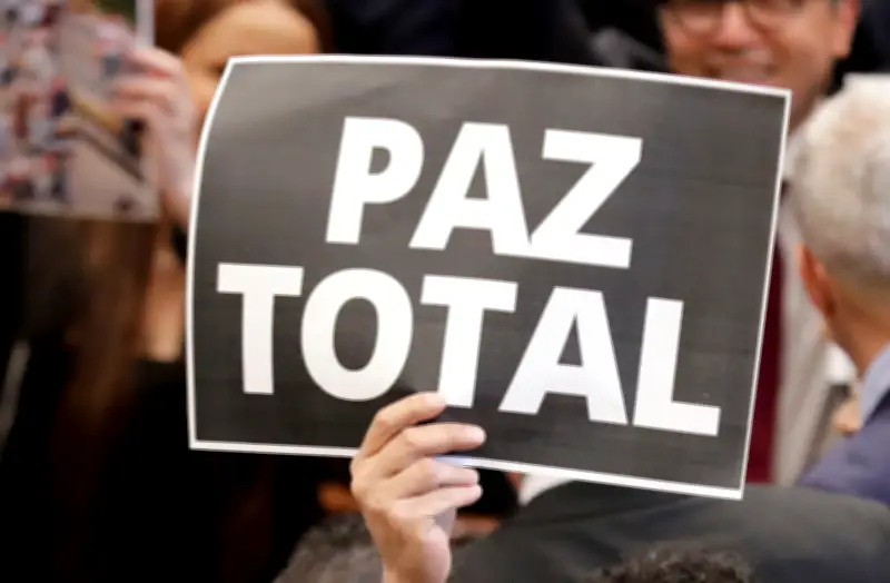 La paradoja de culpar al diálogo por la violencia en Colombia: un análisis crítico