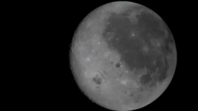 La tripulación de la misión Artemis II de la NASA sobrevuela la Luna en preparación para el regreso humano