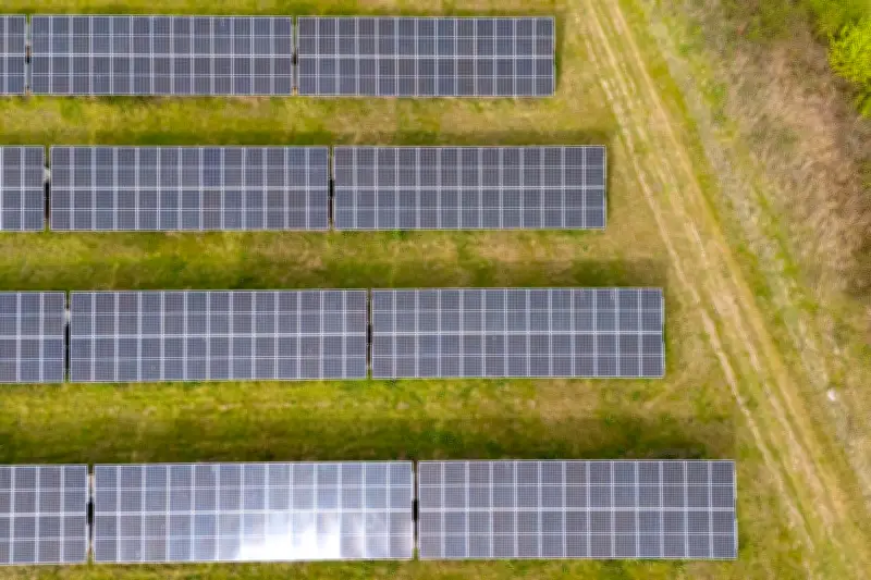 La vida útil de los paneles solares: décadas de funcionamiento con degradación gradual