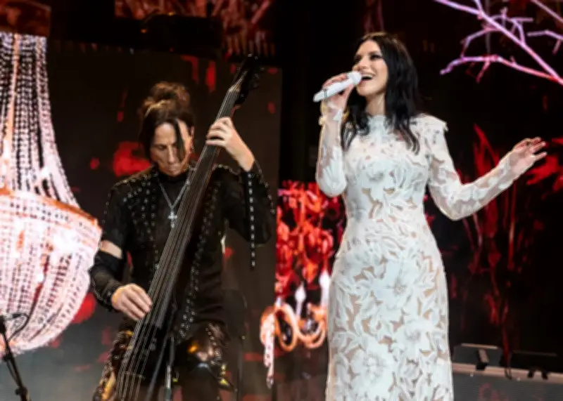 Laura Pausini confronta a fan que bosteza en concierto de Barcelona: momento viral