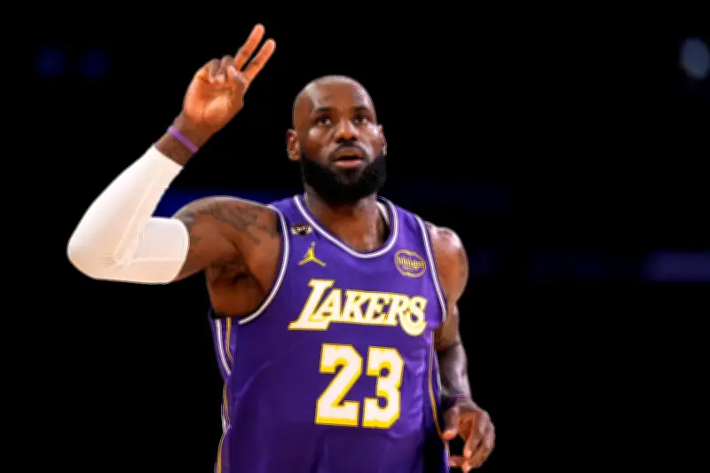 LeBron James lidera a los Lakers a victoria clave sobre Rockets y pone la serie 2-0