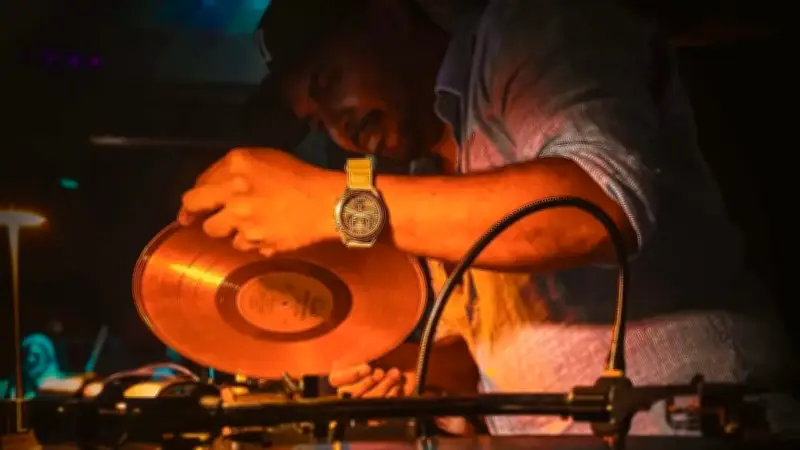 Leo Vinilo: el DJ caleño que conquista Estados Unidos con salsa romántica en acetato