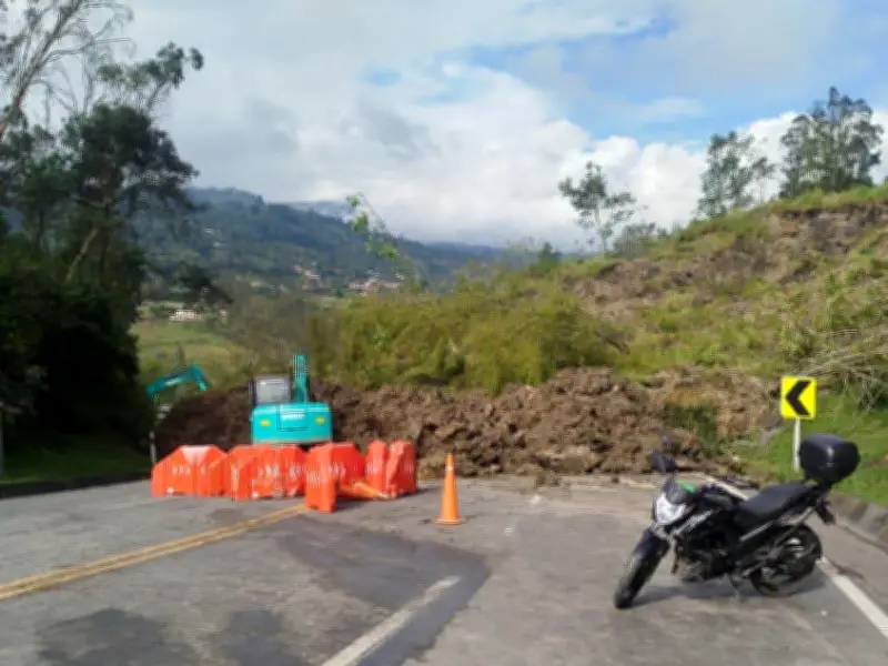 Lluvias en Manizales causan deslizamientos y cierres viales con una persona herida