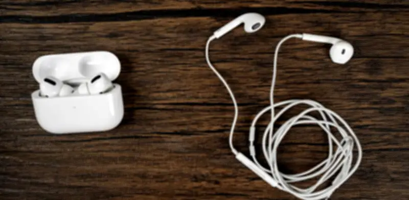 Los audífonos con cable resurgen por críticas a la tecnología inalámbrica