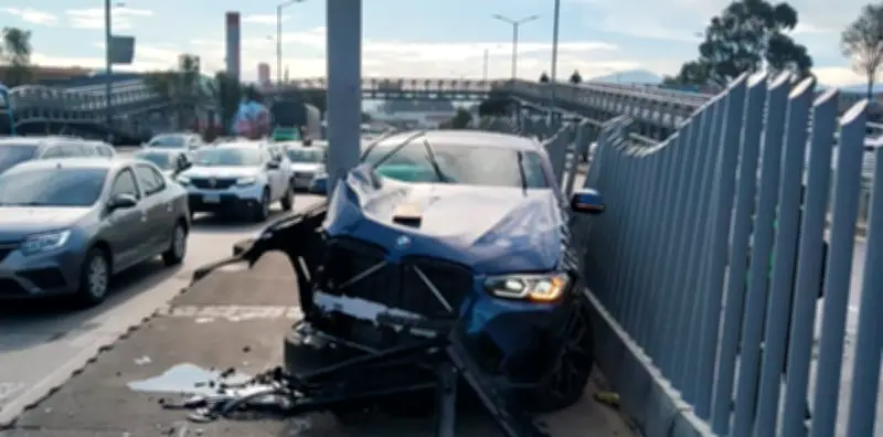 Lujoso auto choca contra poste en Bogotá y colapsa movilidad dominical