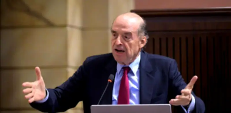 Álvaro Leyva acusa a Gustavo Petro de 'jefe de mafia' tras acusación por prevaricato en caso pasaportes