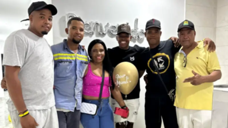 Álvaro Meléndez cumple promesa de infancia y regala casa a su madre en Cartagena