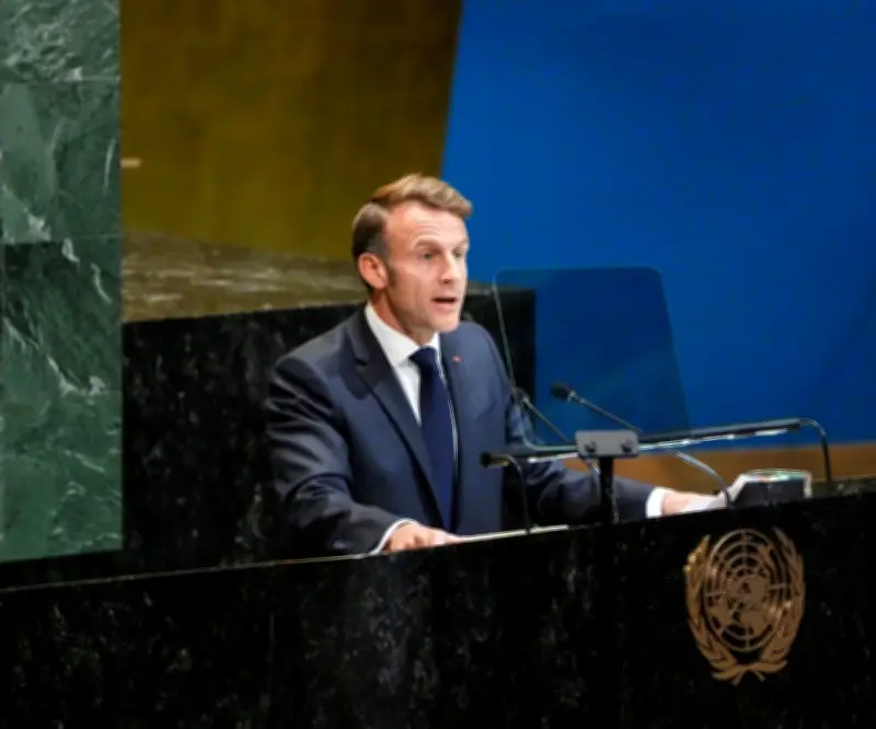 Macron califica de poco realista la opción militar para reabrir el estrecho de Ormuz