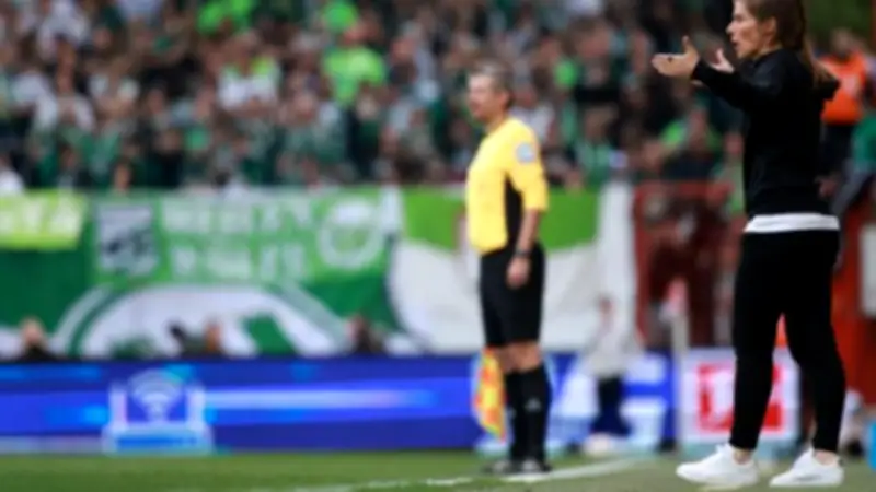 Marie-Louise Eta hace historia al dirigir al Unión Berlín en la Bundesliga