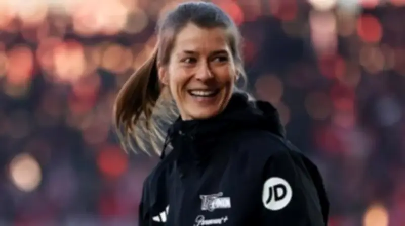 Marie-Louise Eta hace historia como primera mujer en dirigir equipo masculino de la Bundesliga